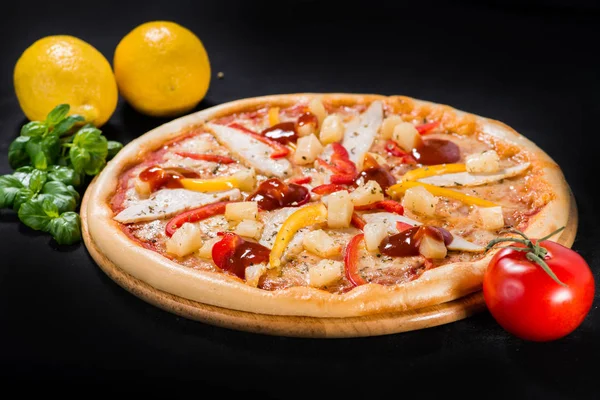 Apetyczny pizza z salami, mozzarella, papryka, kurczak, sos — Zdjęcie stockowe