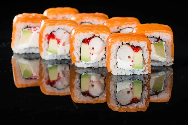 Lezzetli taze suşi rulo pirinç, krem peynir, karides, avocad ile