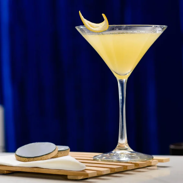 Citrus cocktail in een Martiniglas op een donkere achtergrond, ondiepe d — Stockfoto