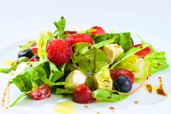 Salada vegetariana fresca apetitosa com diferentes bagas, tomate — Fotografia de Stock