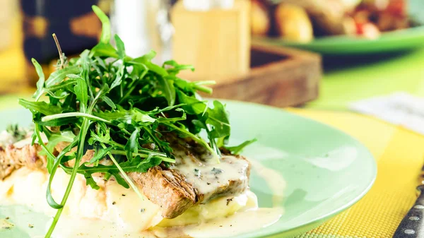 Bir restoranda, clo sulu lezzetli biftek etli patates püresi