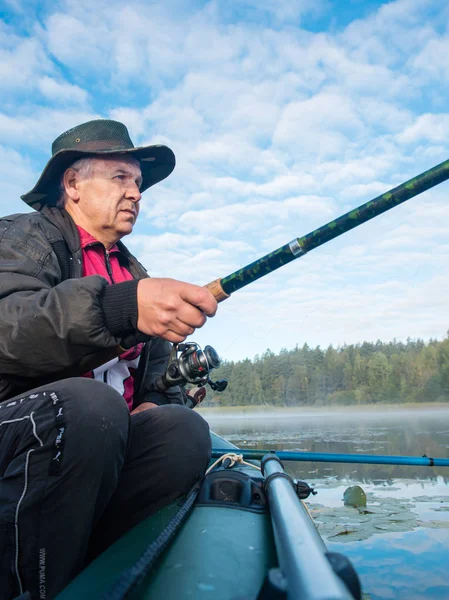 Pescador caucasiano tentando pegar peixe em um lago no dia ensolarado — Fotografia de Stock
