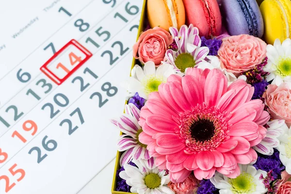 Biglietto di San Valentino. Scatola con bellissimi fiori colorati e mac — Foto Stock