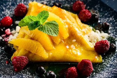 Tatlı lezzetli gözleme blinis lor, bal ve çilek ile. Yeni