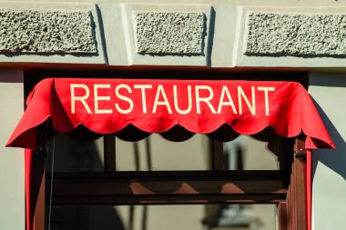 Binanın duvarına tabelada Restoran