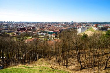 Güzel bahar güneşli gün, Vilnius eski şehir panoraması. Görünüm