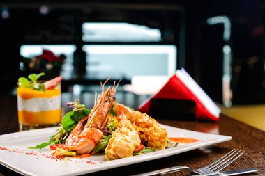 Lezzetli hazır karides ile domates, sos ve fesleğen yaprakları 