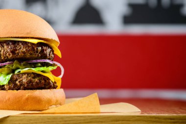 Sokak gıda restoran. Lezzetli Burger ile sığır eti, peynir servis