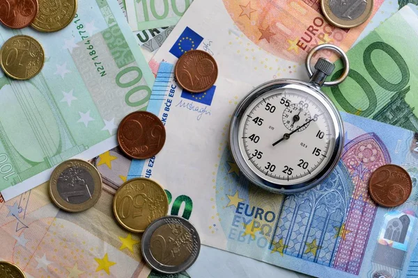 Fondo en efectivo en euros. Montón de diferentes billetes, monedas y billetes en euros — Foto de Stock