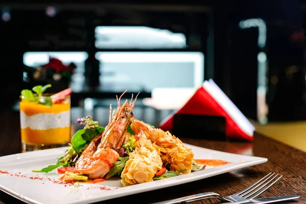 Lezzetli hazır karides ile domates, sos ve fesleğen yaprakları 