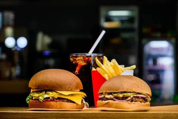 : S sebou hamburgery, Cola a hranolky v kavárně s c — Stock fotografie