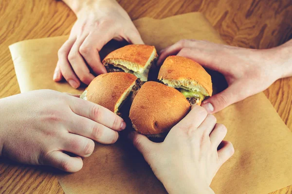 Restauracja typu Fast food. Niezidentyfikowanych osób jedzenie smaczne pokrojone bu — Zdjęcie stockowe