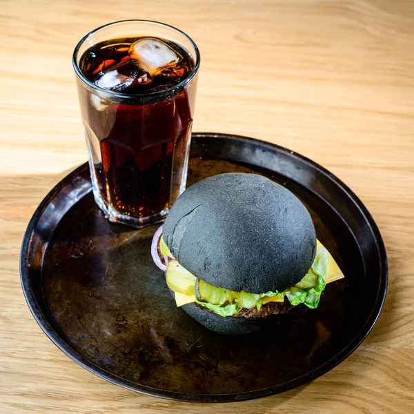 Pouliční občerstvení. Vynikající černý Burger podávaný s hovězím, — Stock fotografie