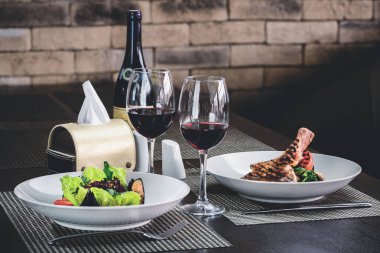 Resraurant romantik bir akşam yemeği. İki iştah açıcı yemekler ve iki