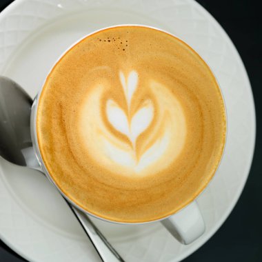 Fincan kapuçino art beyaz daire, Tarih ile yakın çekim. Üstten görünüm, 