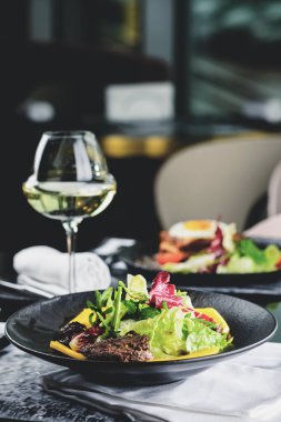 Restau tabloda salata ile lezzetli et çanak yaprak