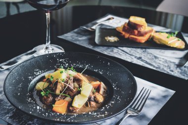 Resraurant romantik bir akşam yemeği. İki iştah açıcı yemekler ve gla