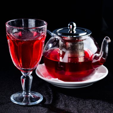 Cam çaydanlık sıcak kırmızı çay ve yüksek cam
