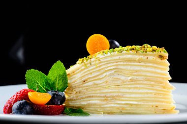 Katmanlı kek lezzetli tereyağı krema ile servis parçası olmak