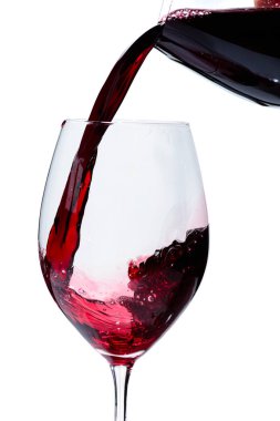 Alkollü içki. Pahalı kırmızı şarap şişe dökme
