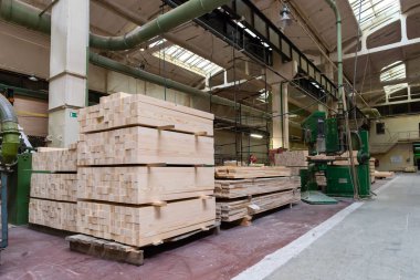 Yığın yığın ahşap bar ahşap işleme endüstrisinde kullanılan kereste fabrikasında