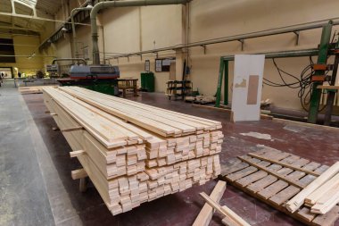 Yığın yığın ahşap bar ahşap-prosedürü içinde kullanılan kereste fabrikasında