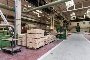 Yığın yığın ahşap bar ahşap-prosedürü içinde kullanılan kereste fabrikasında