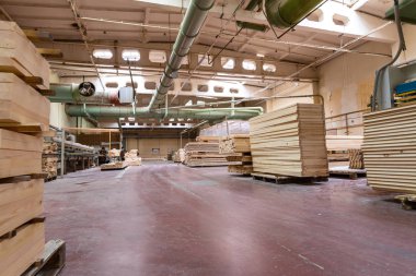 Yığın yığın ahşap bar ahşap-prosedürü içinde kullanılan kereste fabrikasında