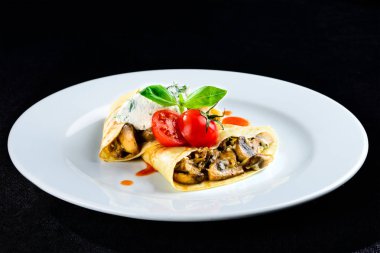 Ev yapımı lezzetli gözleme blinis mantar ve tomat ile servis