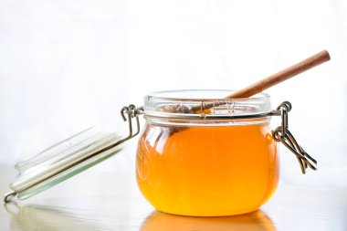 Tatlı bal tahta kaşıkla kavanoz bal