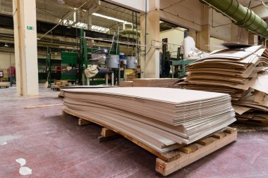 Yığın yığın ahşap bar ahşap-prosedürü içinde kullanılan kereste fabrikasında