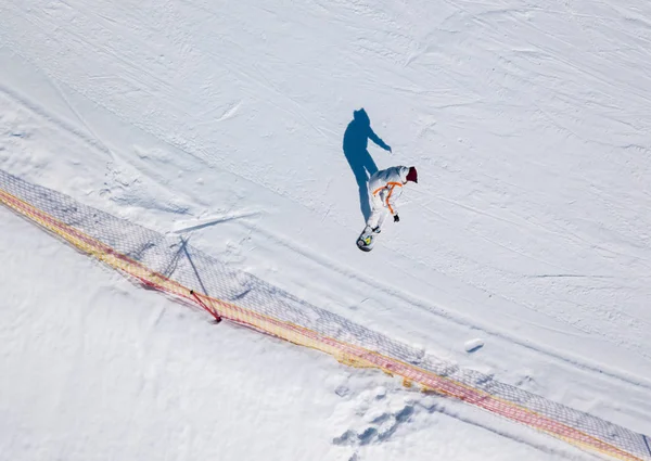 Ενεργό Αναψυχή Και Χειμερινή Ψυχαγωγία Σκιέρ Και Snowboarders Ιππασία Μια — Φωτογραφία Αρχείου