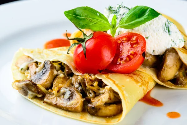 Ev yapımı lezzetli gözleme blinis mantar ve tomat ile servis