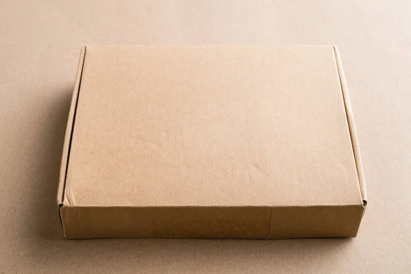 Картонная коробка без маркировки с копирайтом для текста на свету b — стоковое фото