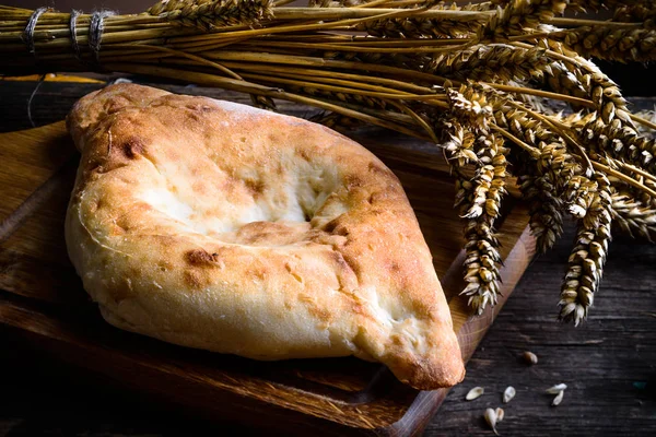 Cucina georgiana. Natura morta con deliziosi Khachapuri in Adjari — Foto Stock