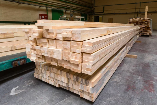 Empilement de barres de bois empilées dans une usine de sciage utilisées dans la transformation du bois — Photo