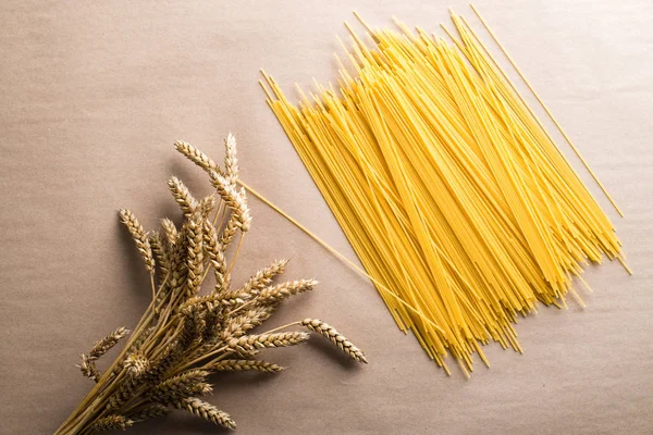 Italiensk mat. Stilleben med spaghetti pasta och veteax — Stockfoto