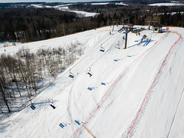 Aktive Freizeit und Winterunterhaltung. Skifahrer und Snowboarder — Stockfoto