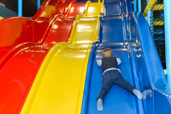 Criança ativa menino jogando — Fotografia de Stock