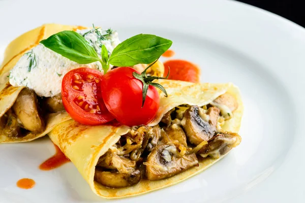 Hemmagjord läckra pannkakor Blinier serveras med svamp och tomat — Stockfoto