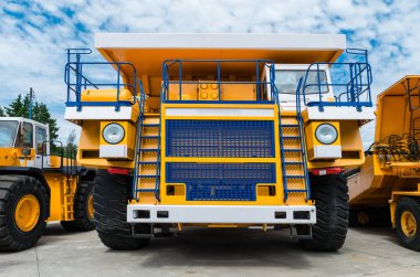 test kariyer damperli kamyon güneşli bir günde,