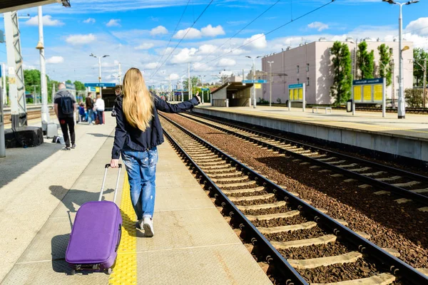 sarışın kız hipster çanta hitchhikin tren durur