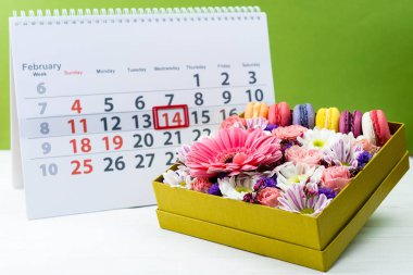 Sevgililer günü kartı. Güzel renkli çiçekler ve mac ile kutu