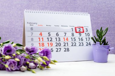 Bugün aslında dündü. Mor backgr takvimde tarih Şubat 2 işareti