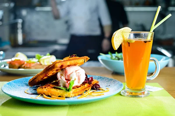 Dondurma ve reçel ve kokteyl ile cam ile Viyana gözleme