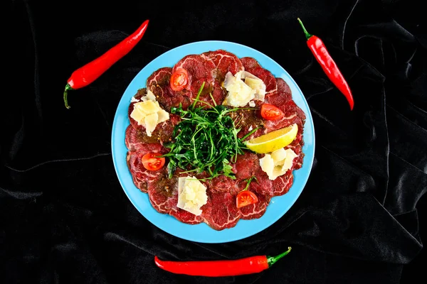 Delicioso y sabroso plato de carne. Surtido de carne de res en el pl —  Fotos de Stock