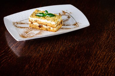 Tatlı cheesecake tatlı nane ile