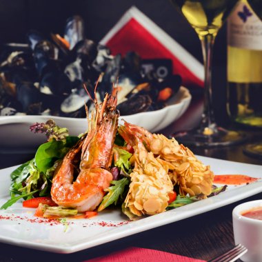 Bir restoranda romantik bir akşam yemeği. Lezzetli hazır karides 