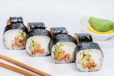 Japon mutfağı. İştah açıcı maki sushi pirinç, krem c ile rulo