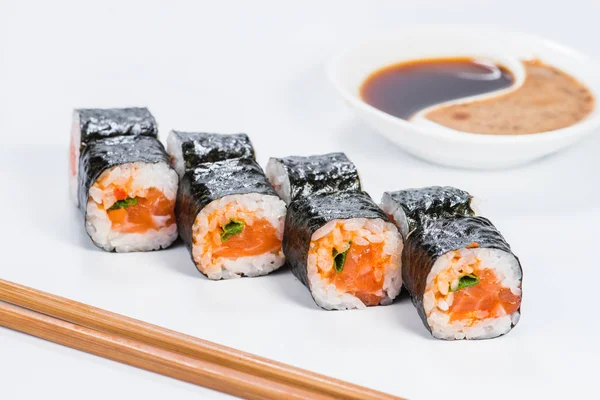 Taze lezzetli Japon Suşi somon ile